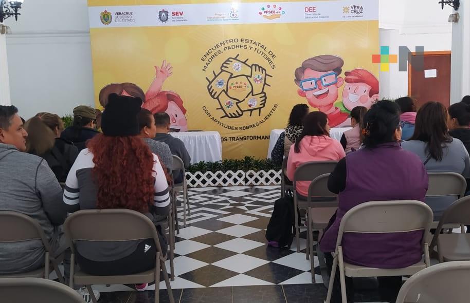 Inició en Xalapa Encuentro estatal de padres, madres y tutores de alumnos sobresalientes