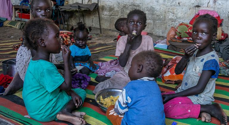 Hasta 300 mil personas huyen de los combates en la segunda ciudad de Sudán