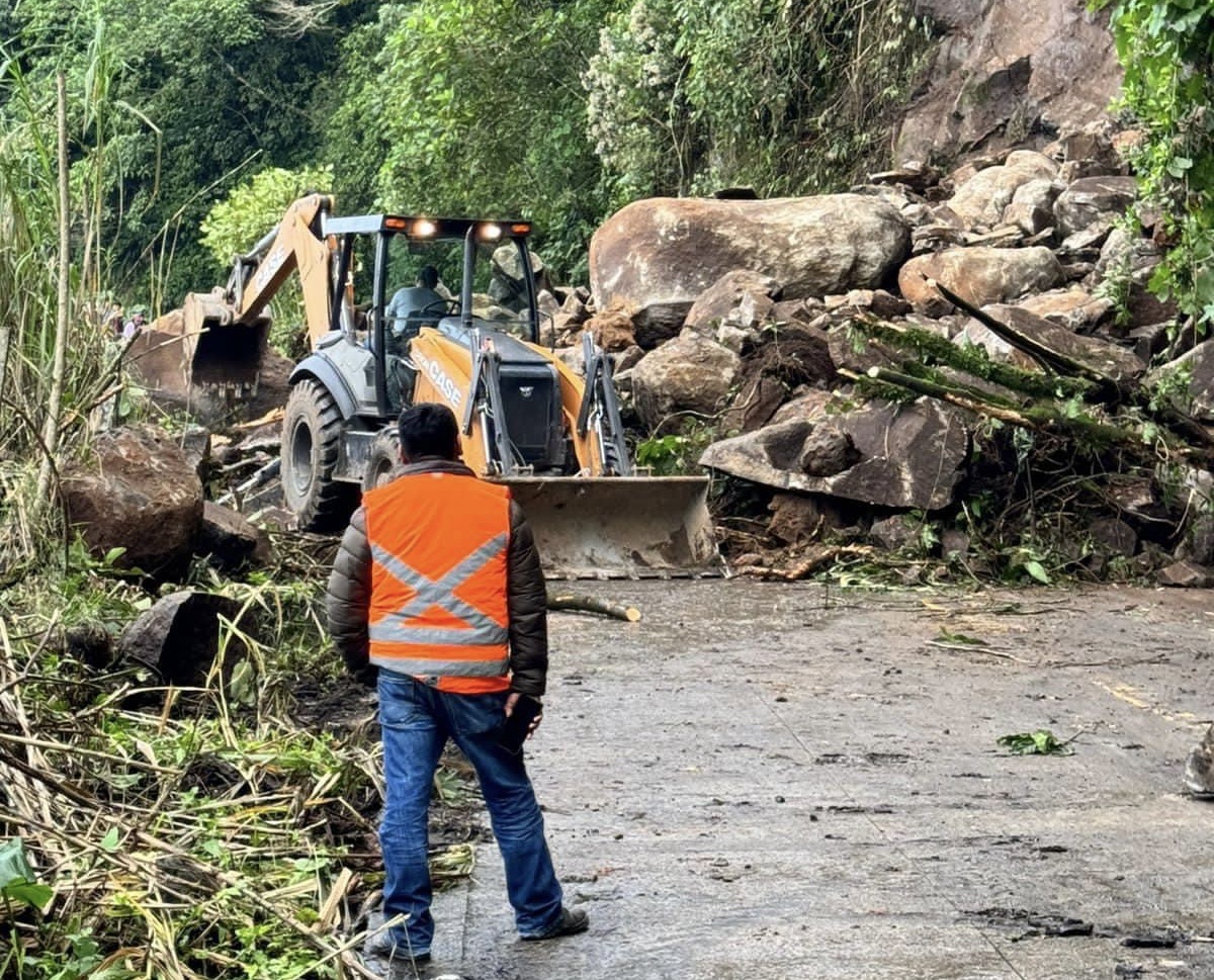 Atienden autoridades municipales deslave en carretera Misantla-Xalapa