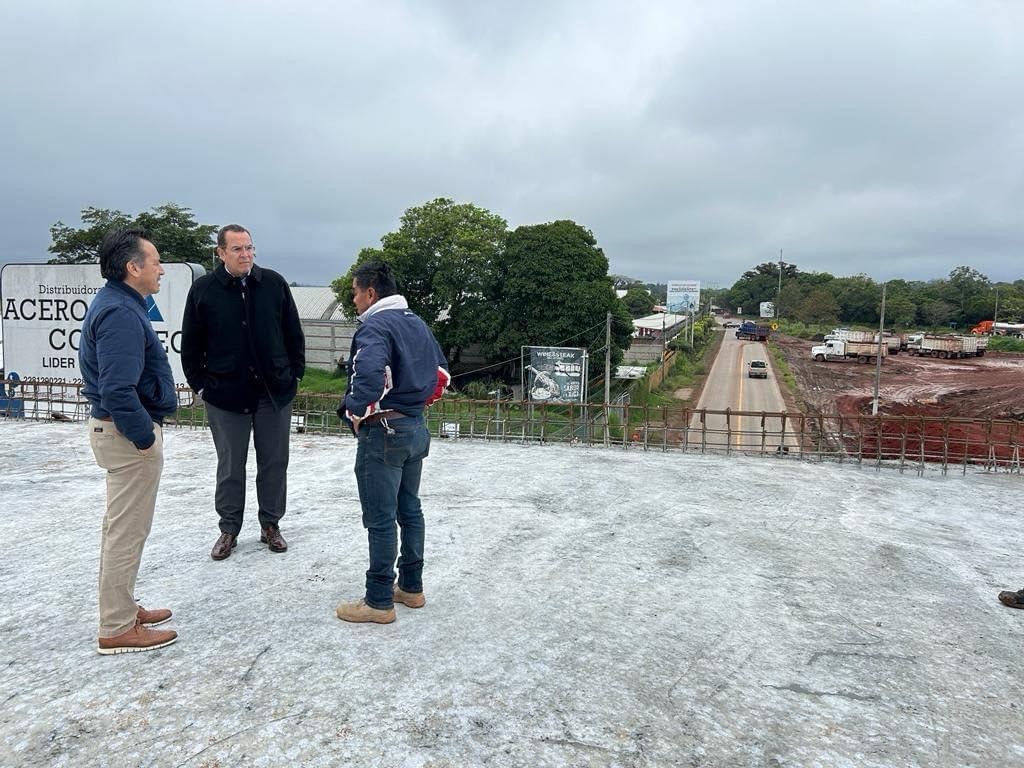 Gobernador Cuitláhuac García recorre obra del libramiento de Coatepec