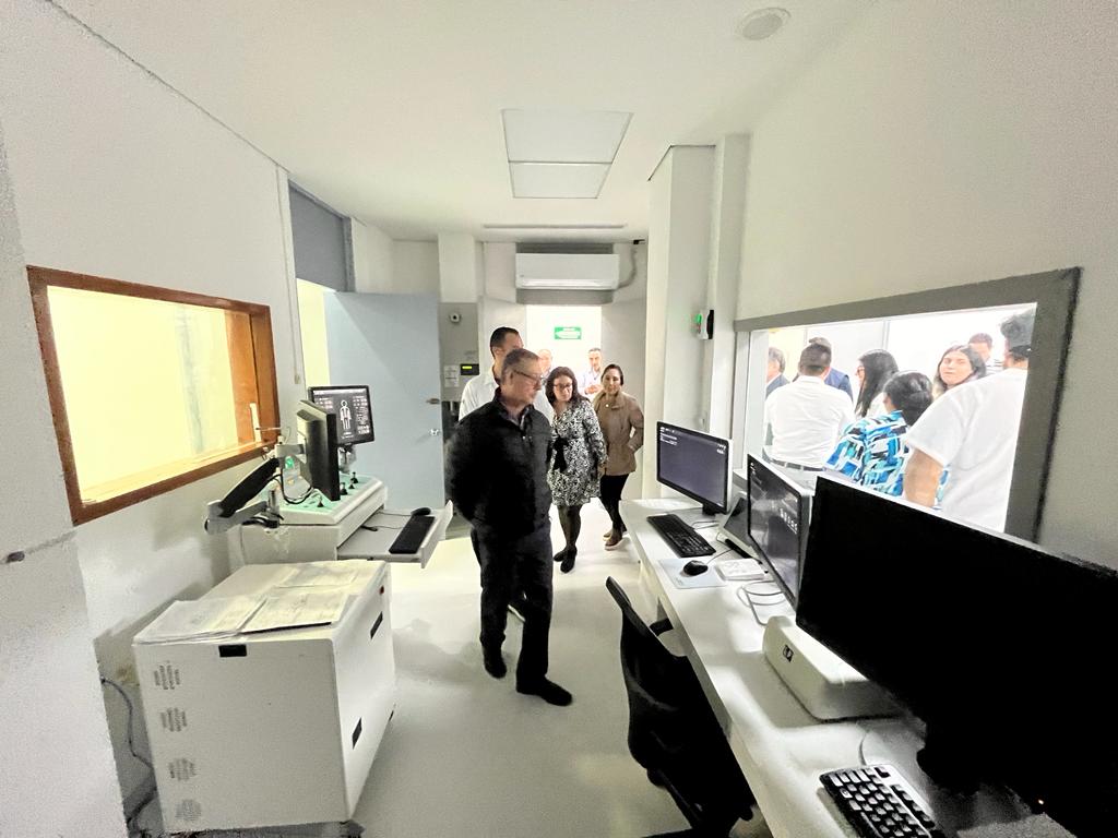 Inaugura Issste tomógrafo y microscopio de otorrinolaringología en Clínica Hospital de Xalapa