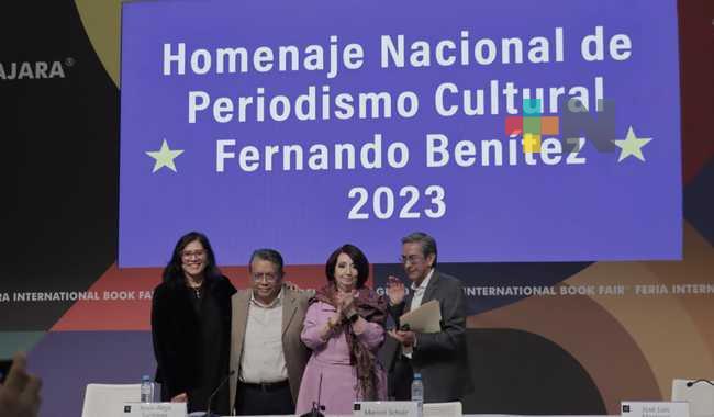 Jesús Alejo Santiago recibe homenaje nacional de periodismo cultural, en la FIL Guadalajara