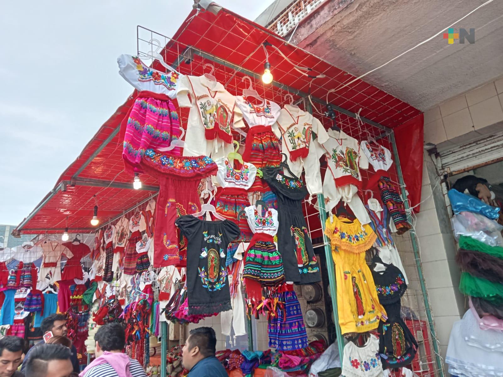 Desde 200 pesos los trajes de «inditos» en mercado Hidalgo de Veracruz