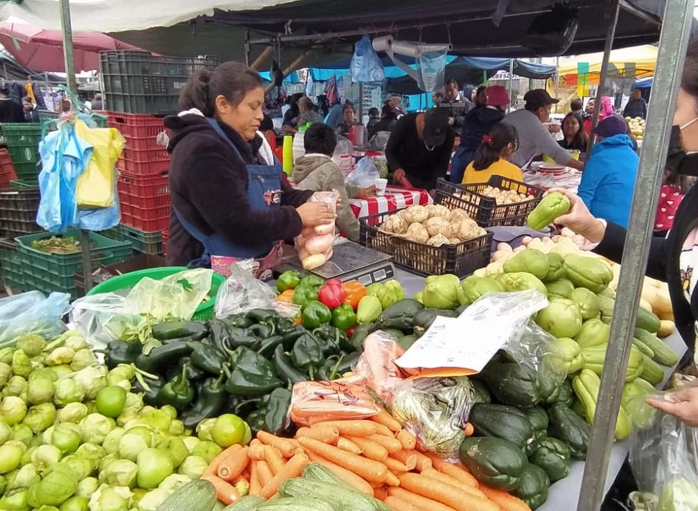 Tianguis sobre ruedas ofrecen todo para las cenas decembrinas