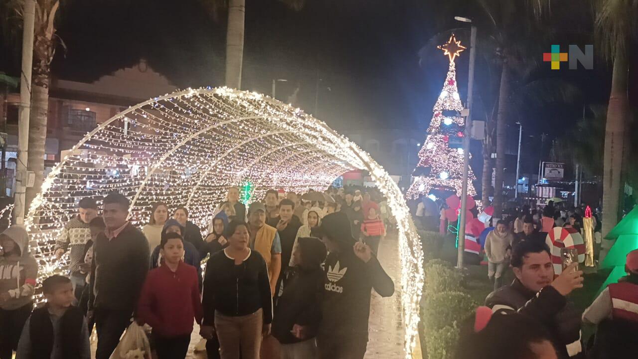 En Martínez de la Torre encendieron la villa iluminada y árbol de Navidad