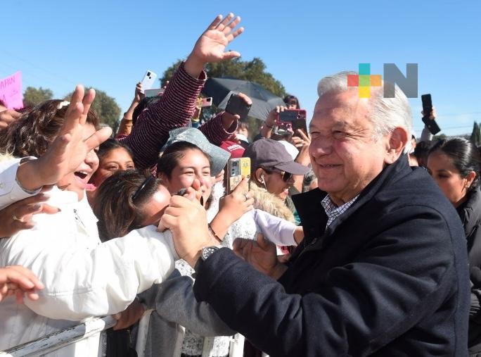 Gobierno de México comprometido en mejorar condiciones laborales magisteriales: AMLO