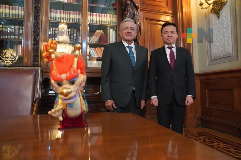 Presidente López Obrador recibe dragón de buena fortuna por parte del gobierno de China