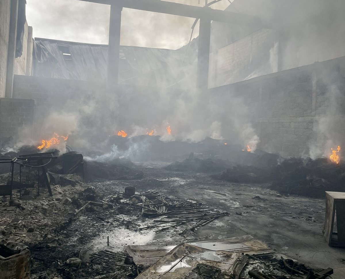 Se incendian bodegas en central de abasto en Xalapa