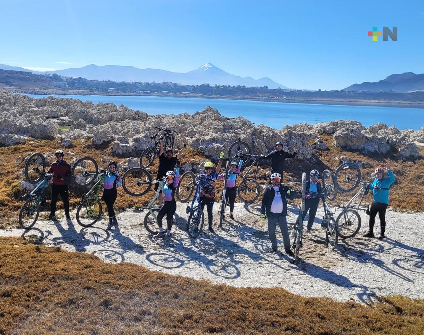 Gobernador se ejercita en bicicleta y visita la laguna de Alchichica