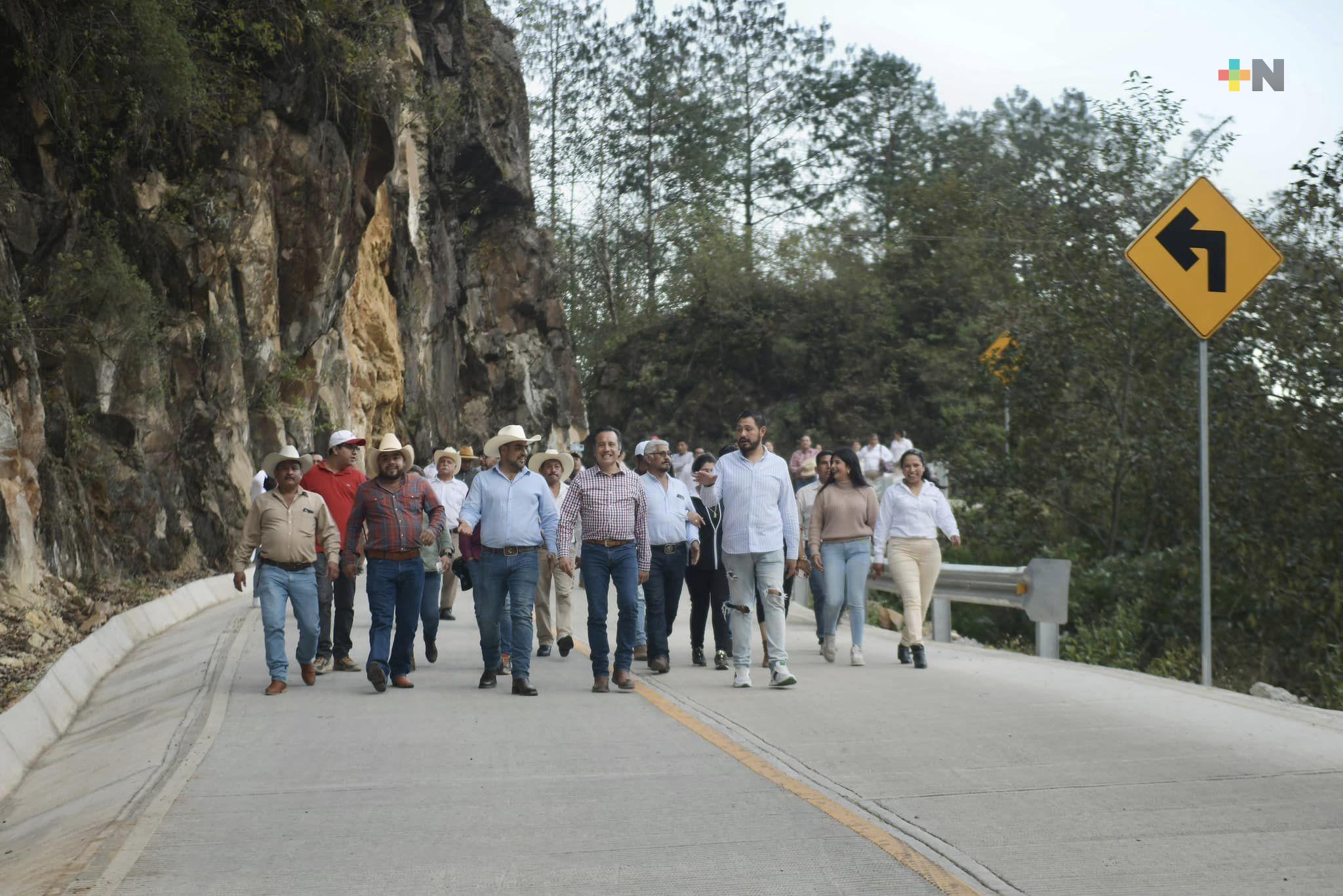 Gobernador inaugura pavimentación con concreto hidráulico en Zacualpan