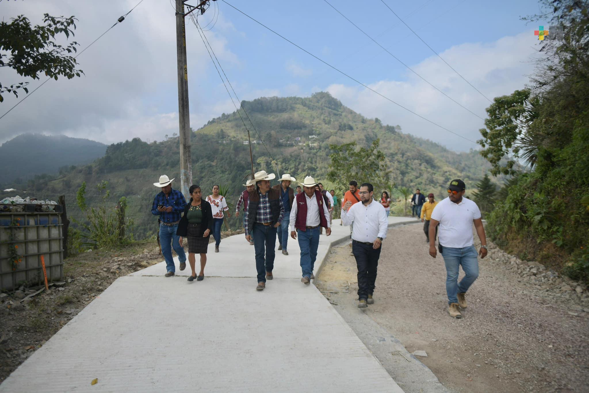 Avanza pavimentación del camino de acceso a Texcatepec: Cuitláhuac García
