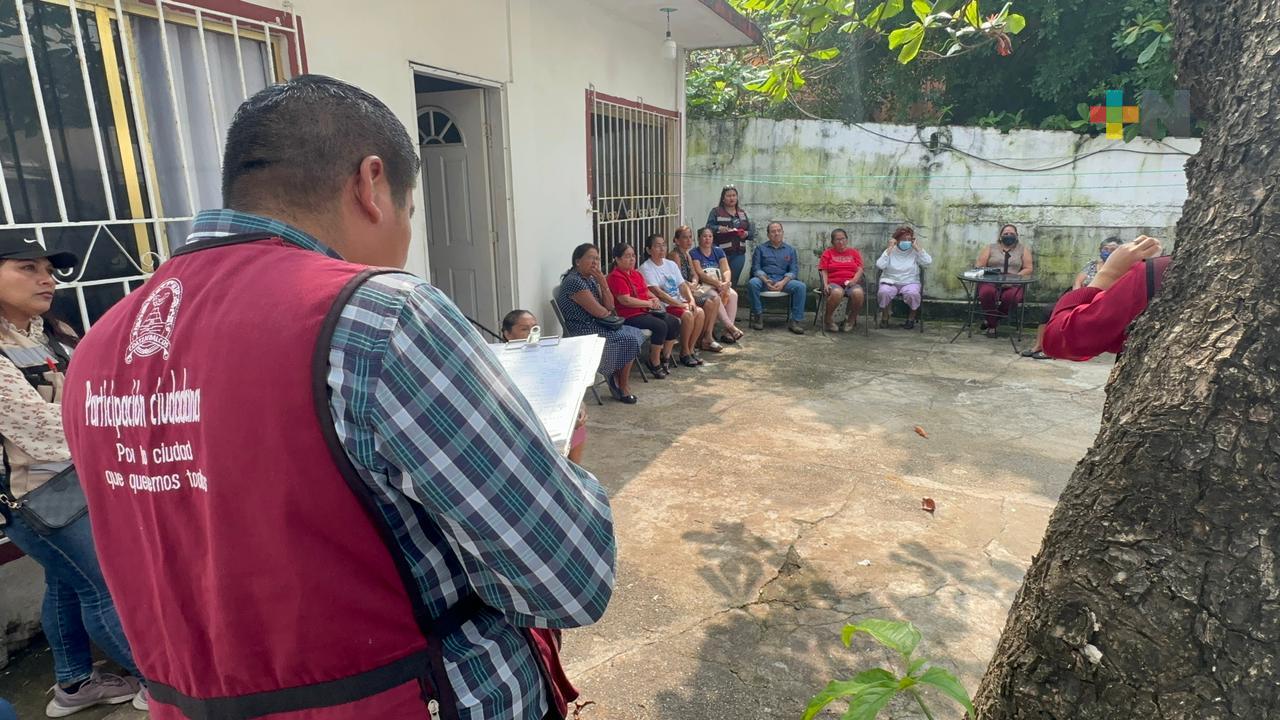 Áreas de ayuntamiento de Coatza se reúnen con vecinos para atender problemas