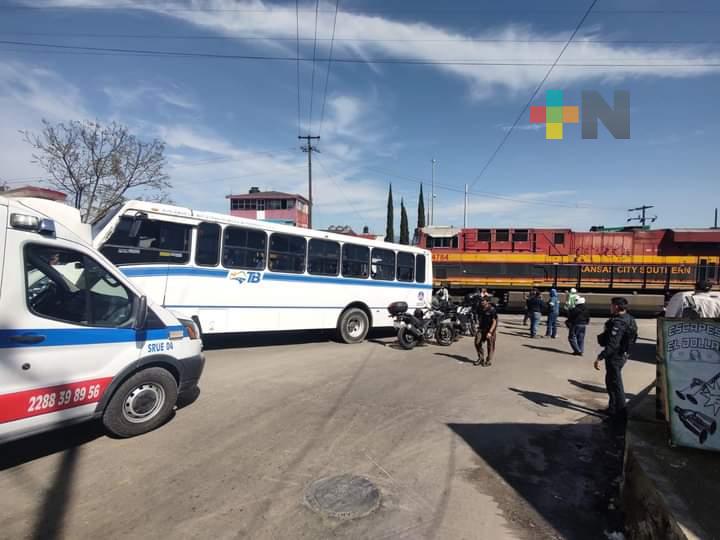 Autobús es impactado por tren en Xalapa