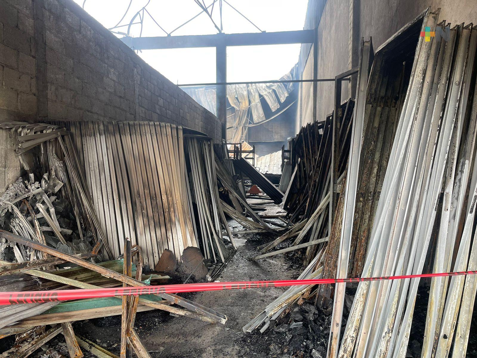 Controlado el fuego reactivado en bodega de central de abasto de Xalapa