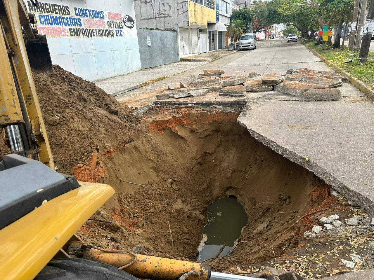 CMAS Coatzacoalcos inicia reparación de drenaje fracturado que ocasionó socavón