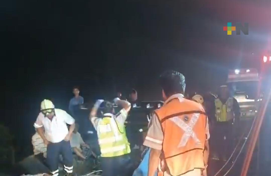 Aparatoso accidente deja saldo de dos personas fallecidas y 16 lesionados