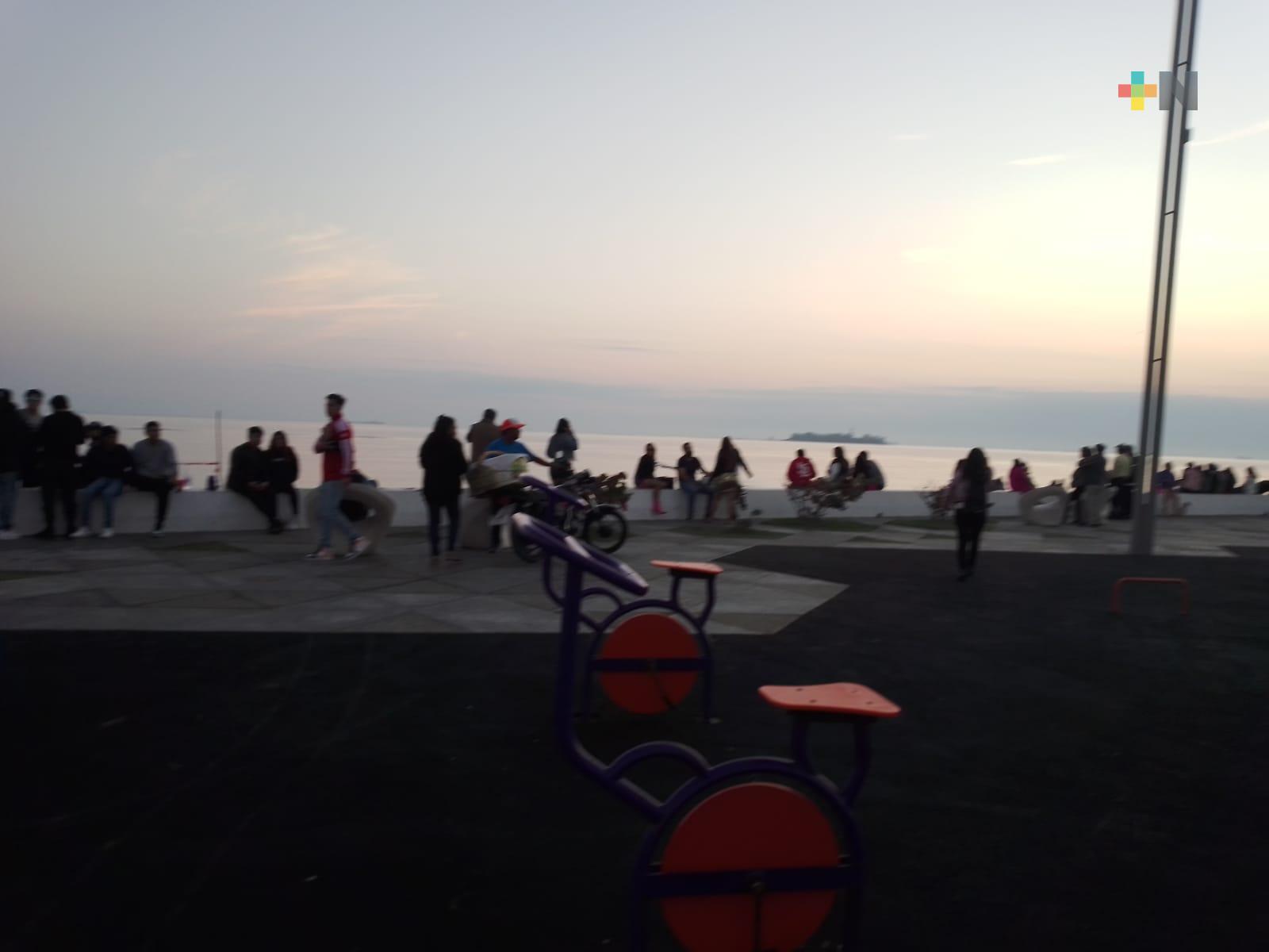 Cientos de ciudadanos reciben 2024 en bulevar del puerto de Veracruz