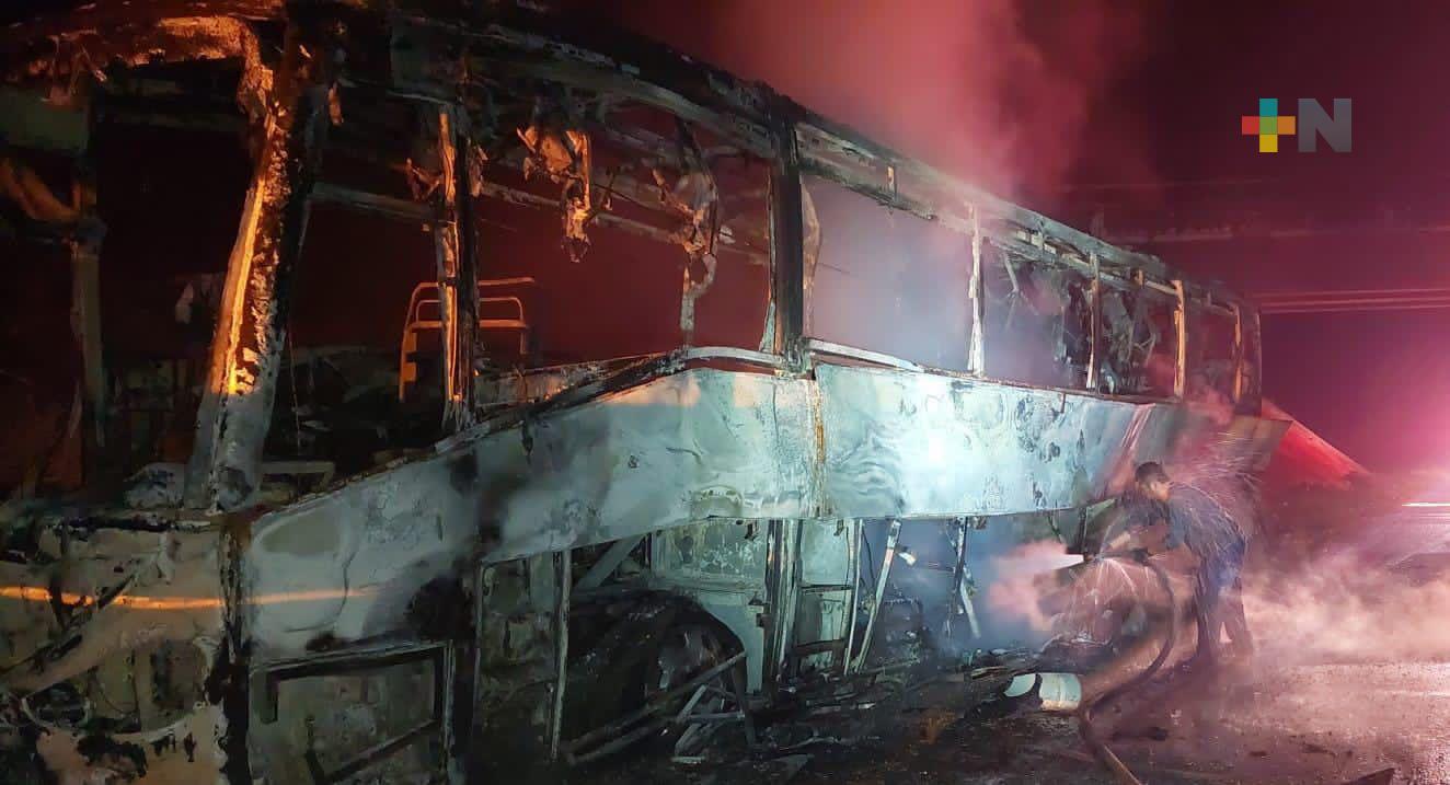 Autobús de pasajeros siniestrado en carretera a Las Choapas