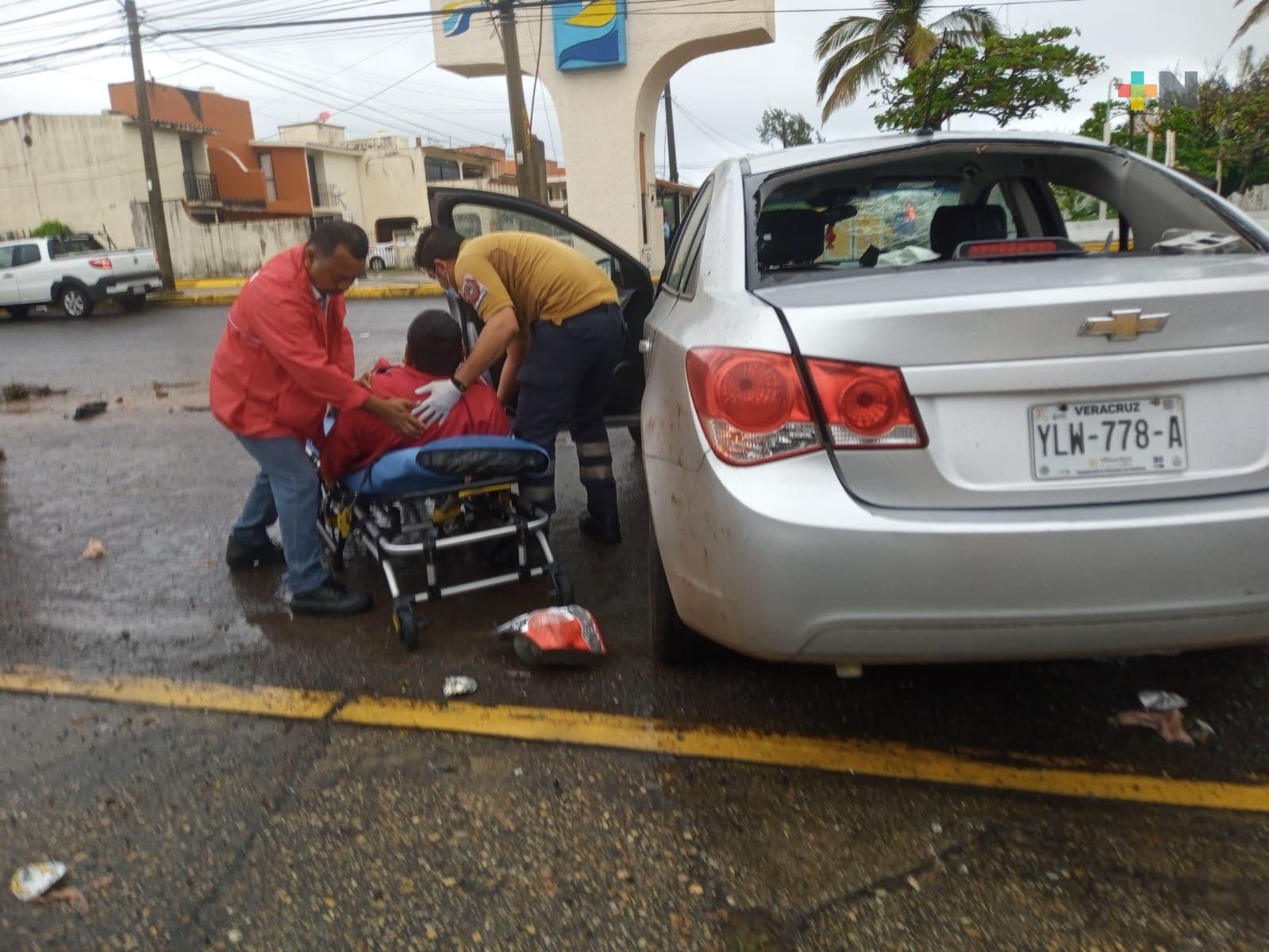 Conductor lesionado al chocar contra palmera en Coatzacoalcos