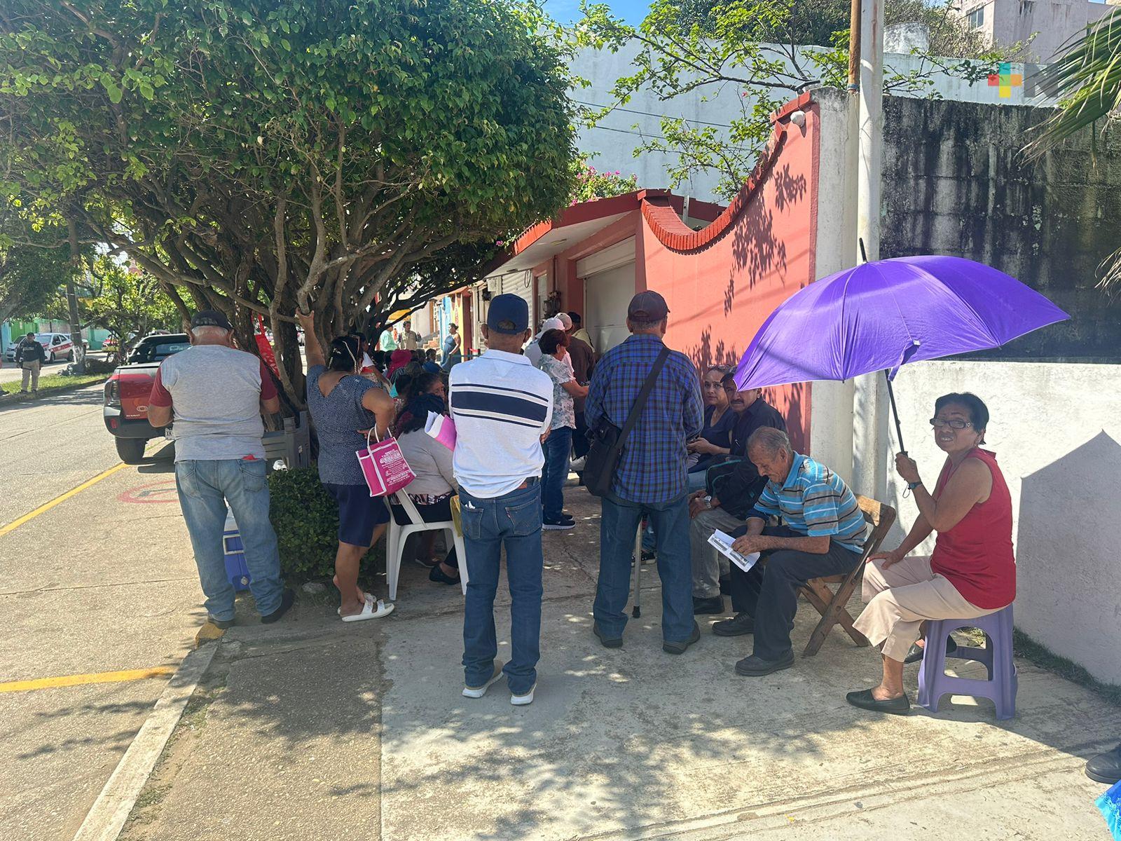 Decenas de adultos mayores cobran su pensión del Bienestar en Coatzacoalcos
