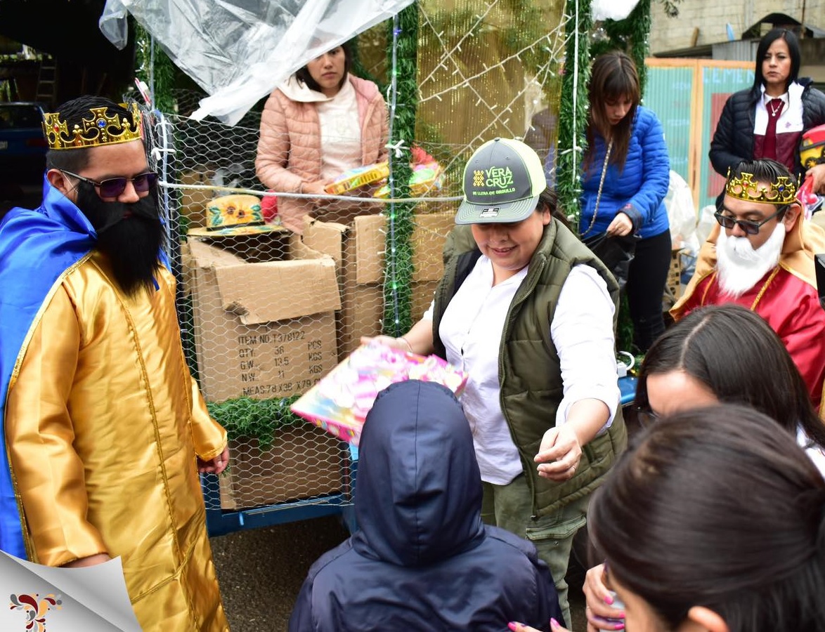 Entrega alcaldesa de San Andrés Tlalnelhuayocan juguetes a más cuatro mil niños