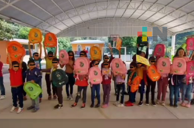Fundación Dondé apoya con mochilas y regalos a niños de comunidades indígenas de Ilamatlán