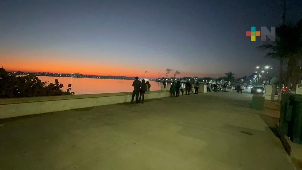 Gente de Coatzacoalcos recibe primer amanecer del 2024 desde malecón