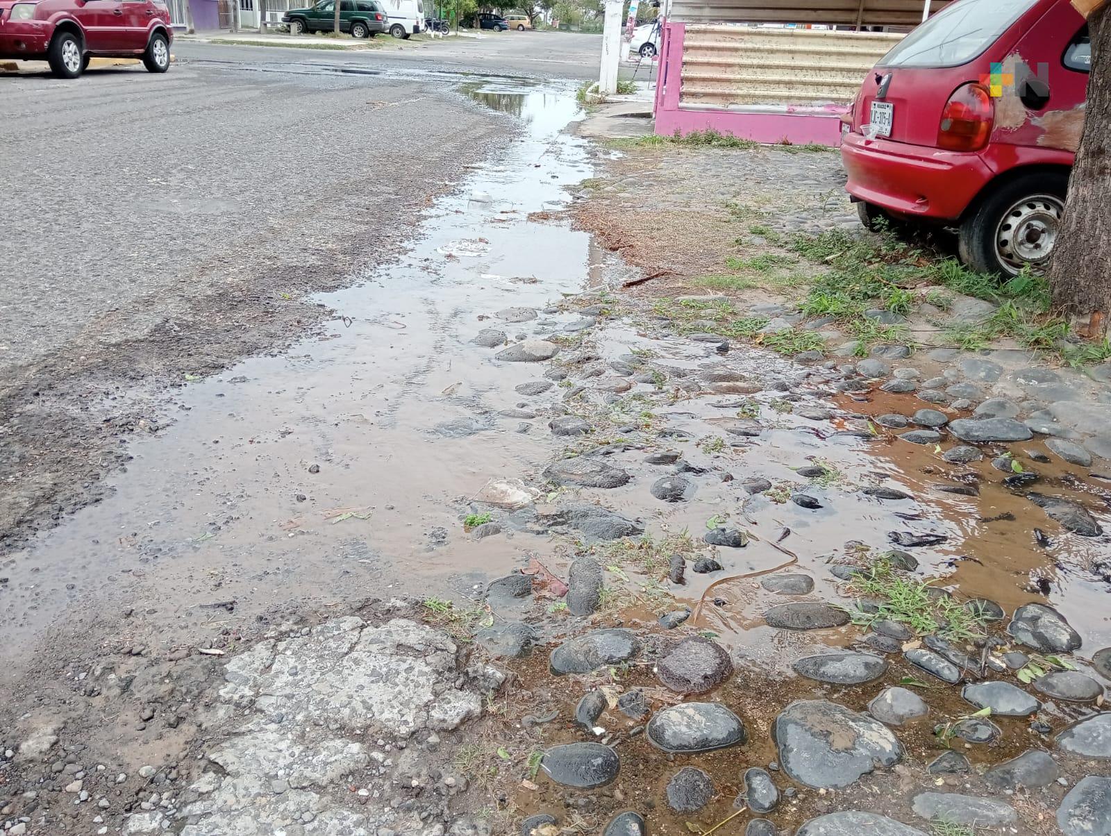 Reportan fuga de agua en Infonavit Mediano de Buenavista