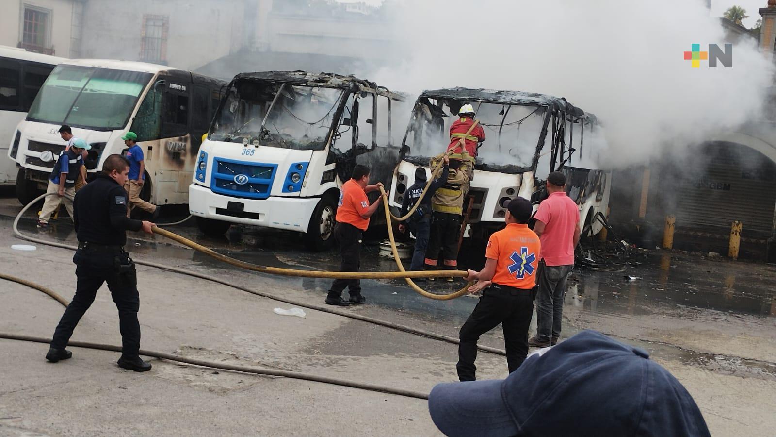 Tres autobuses se incendiaron en  terminal de Papantla