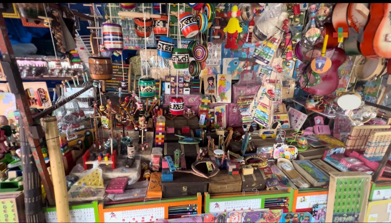 En Martínez de la Torre, artesanos ponen a la venta juguetes hechos de madera