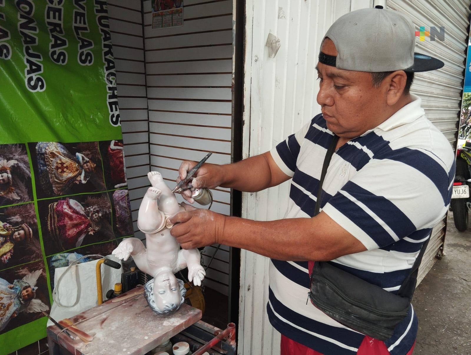 Desde hace más de 40 años, restaura niños Dios e imágenes religiosas