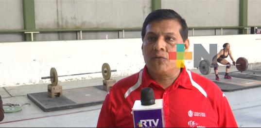 Pesistas de la UX entrenan previo a competencias nacionales universitarias