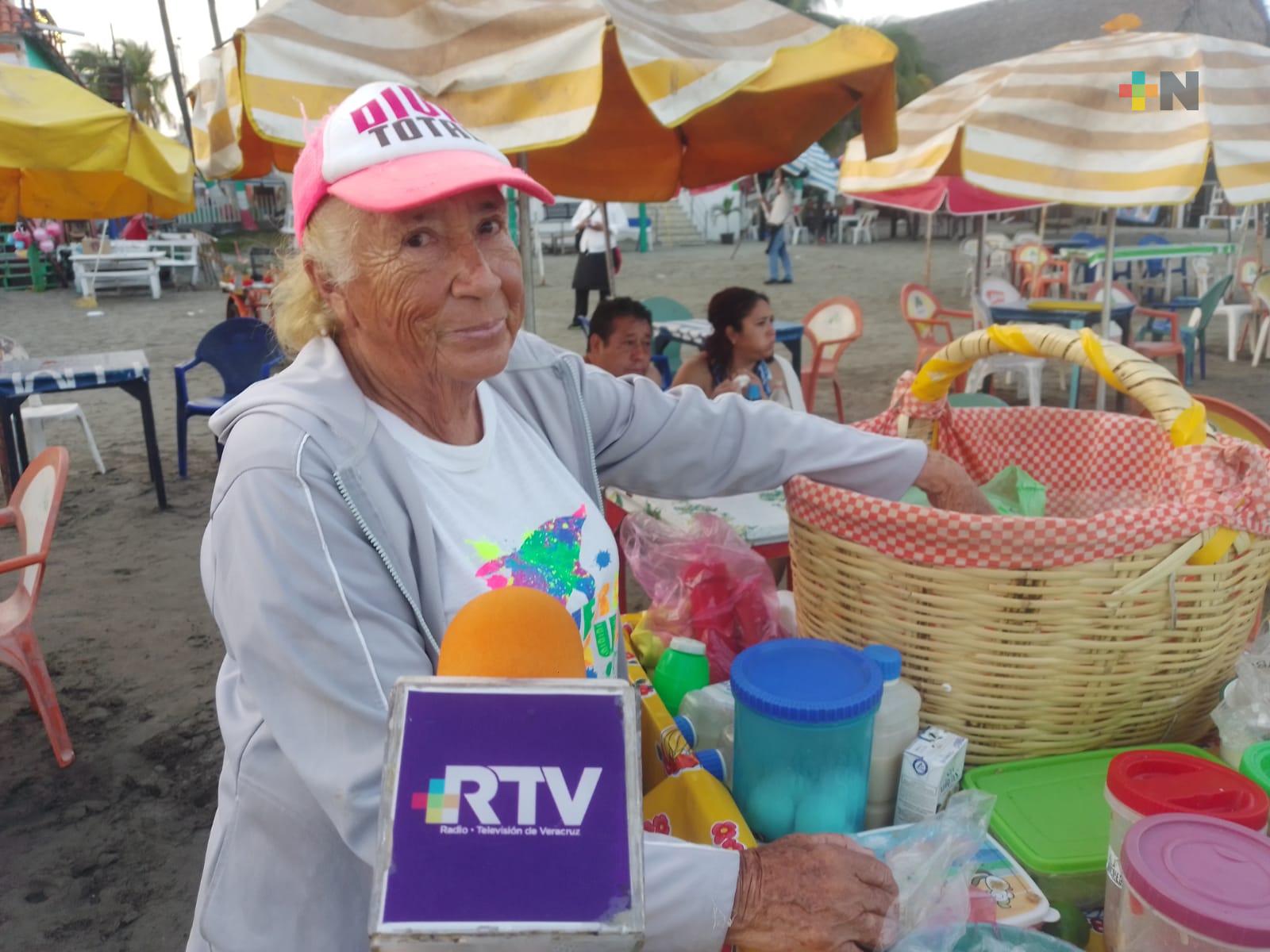 Por más de 20 años, la güera ha vendido tamales en playa Villa del Mar