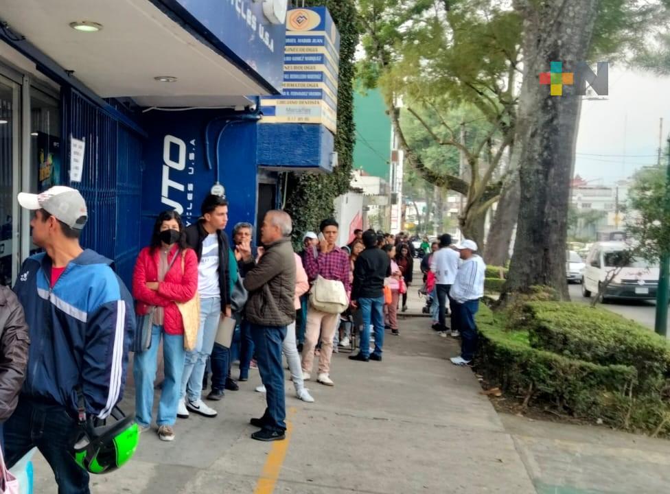 Largas filas en módulos del INE en Xalapa