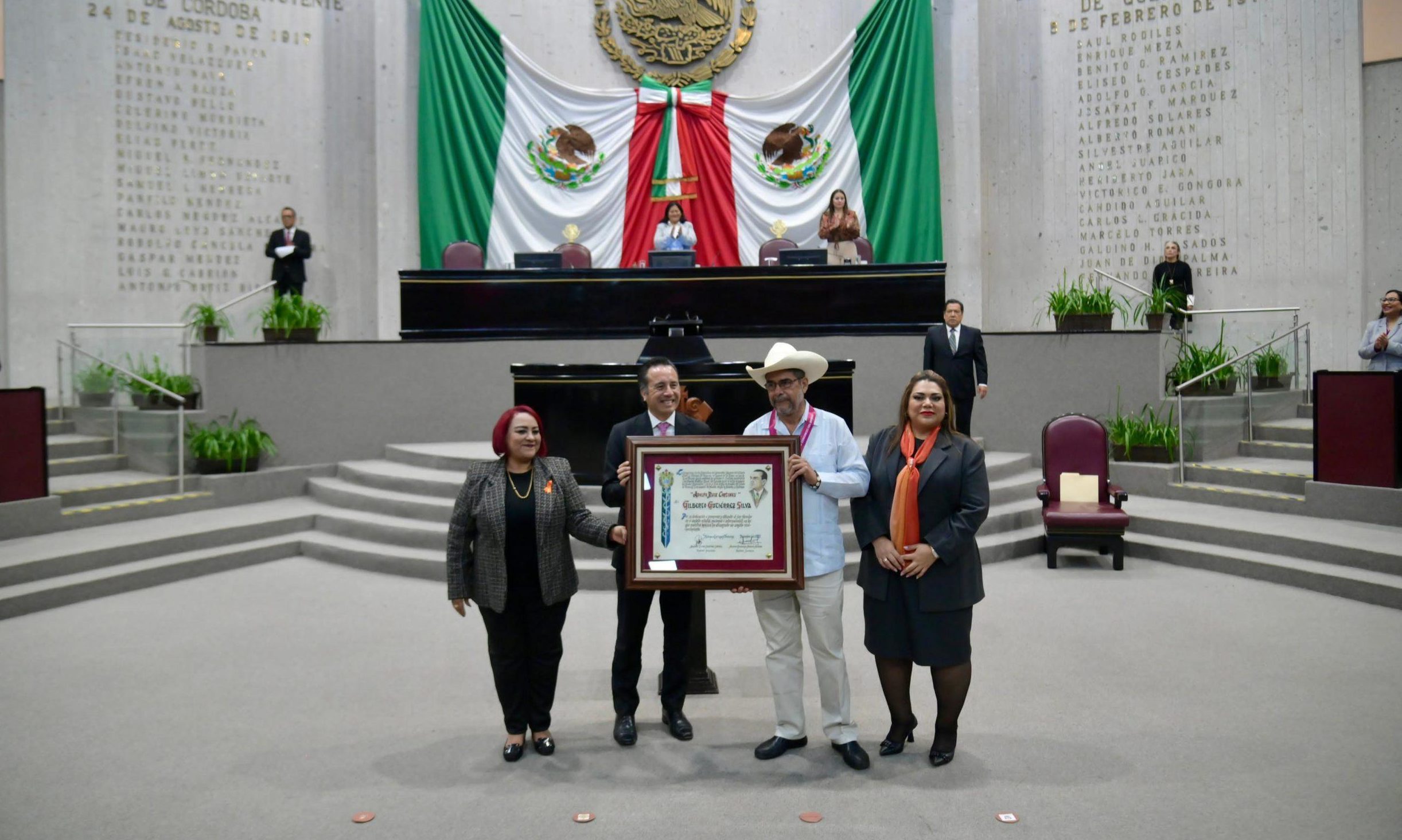 Entrega Gobernador medalla Adolfo Ruiz Cortines a promotor del son jarocho