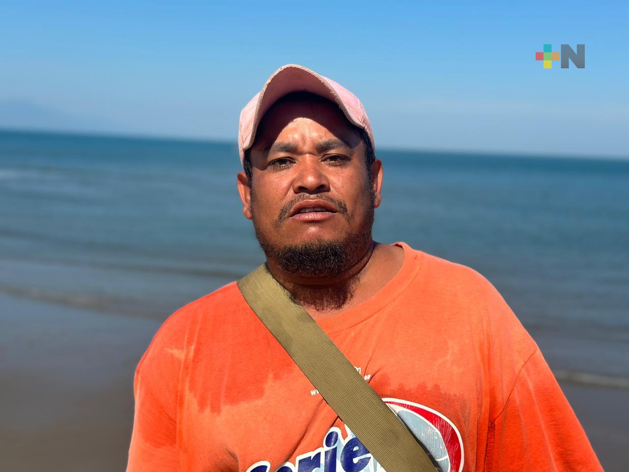 Migrante salva a jovencitas de ahogarse en en el mar