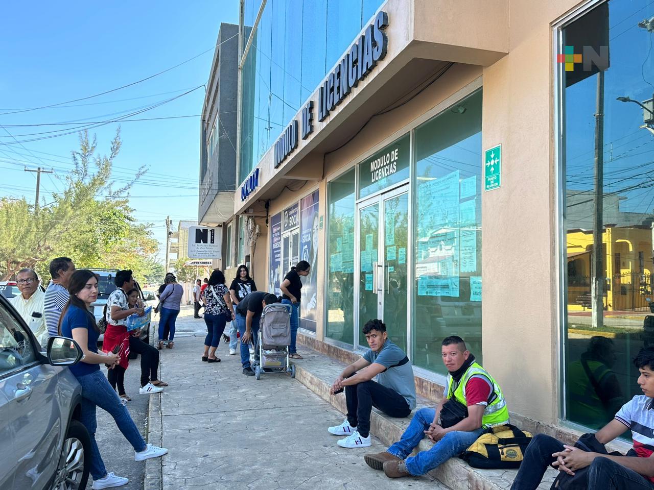 Saturado el módulo de licencias del centro de Coatzacoalcos