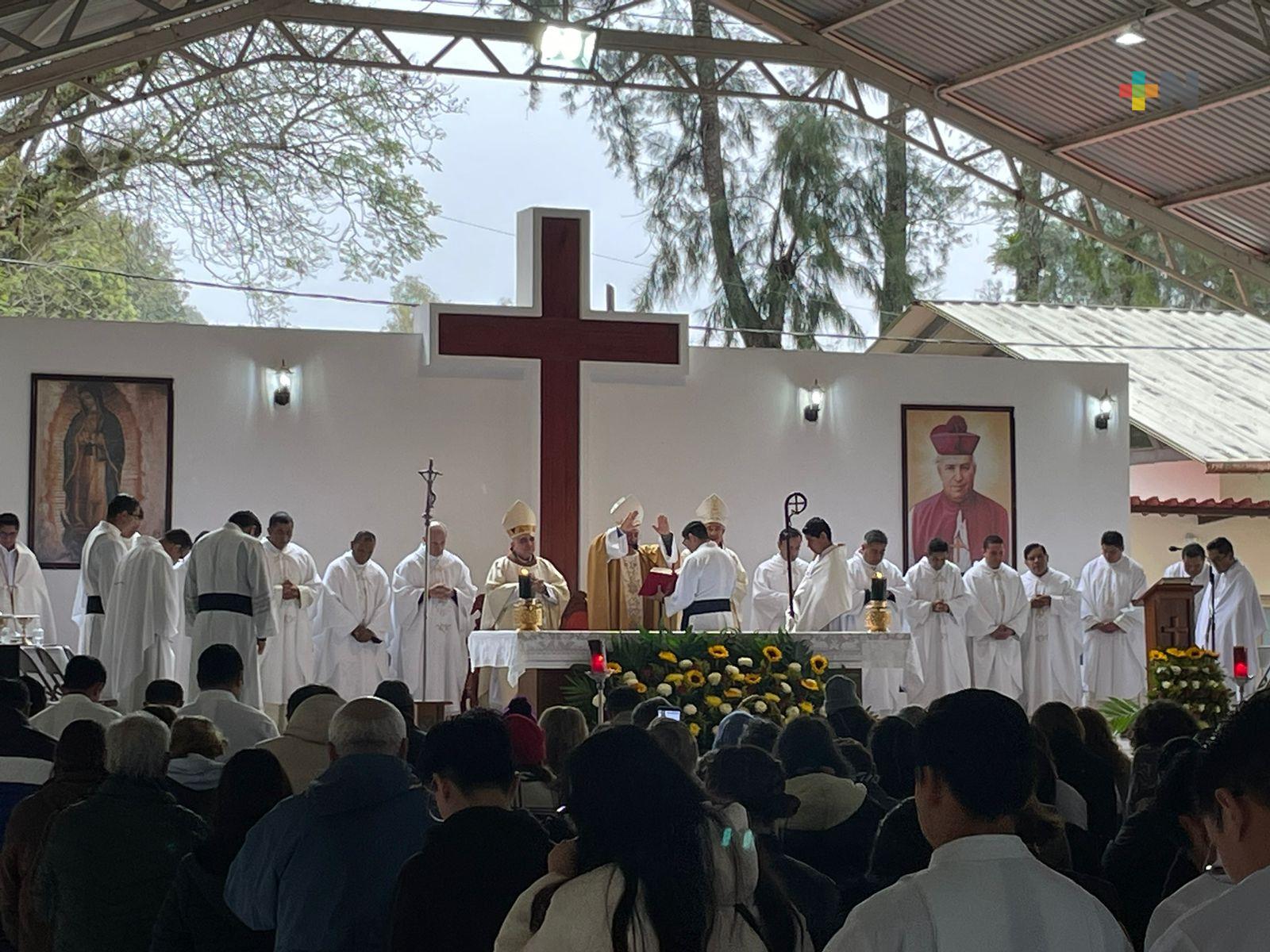 Monseñor Joseph Spiteri realiza misa por aniversario de la comunidad Amigos del Seminario