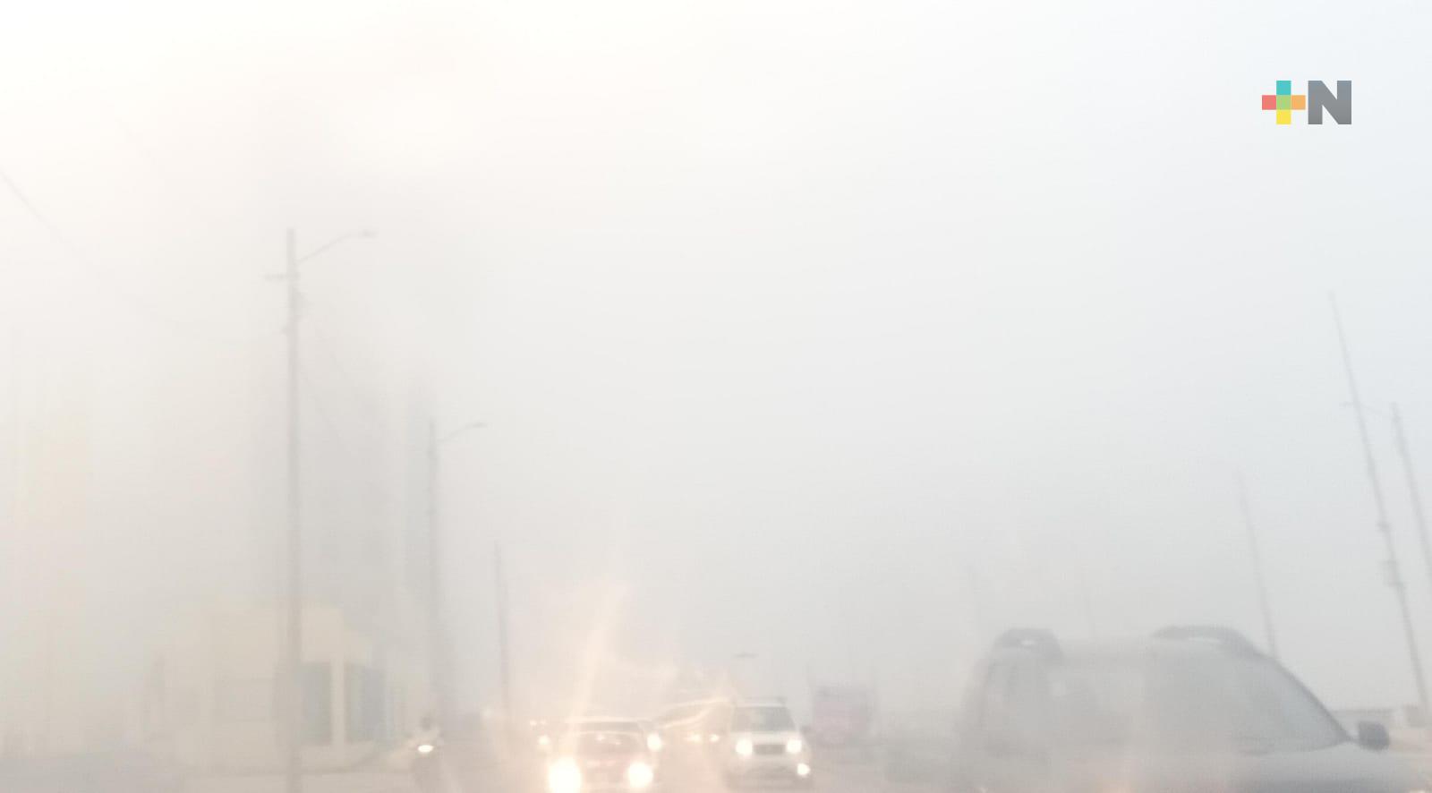 Densa capa de niebla cubre el municipio de Coatzacoalcos