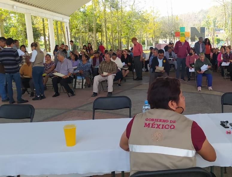 Entregan tarjetas a beneficiarios de programas de Bienestar en Banderilla