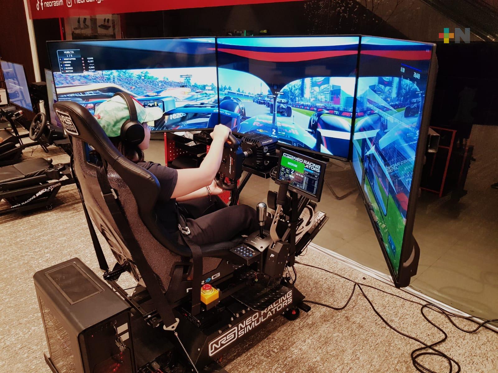 Incursiona clavadista Dolores Hernández en el Gaming y prueba Neo Racing Simulators