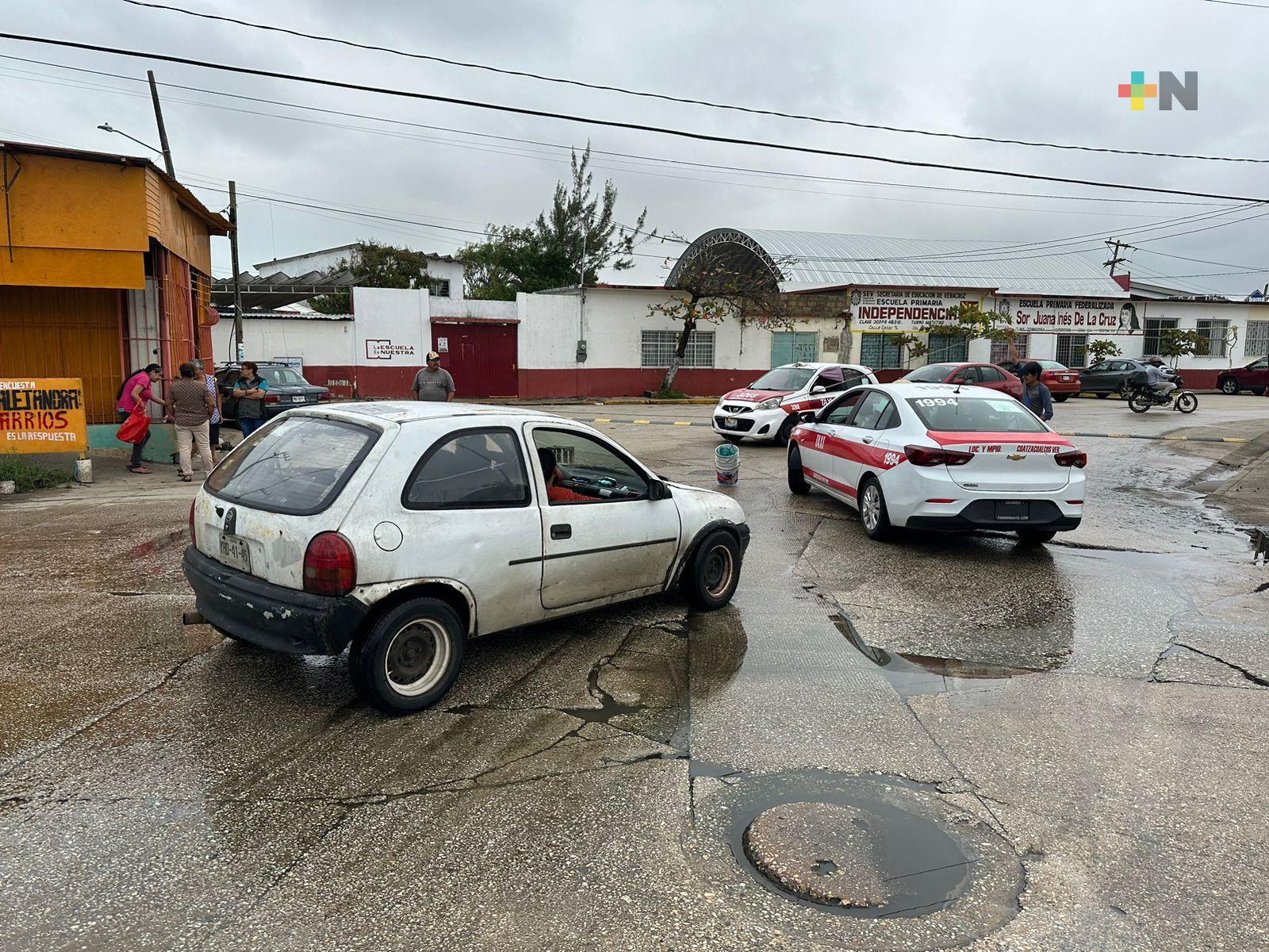 Colonos de Coatza cierran vialidad en protesta por problemas de drenaje
