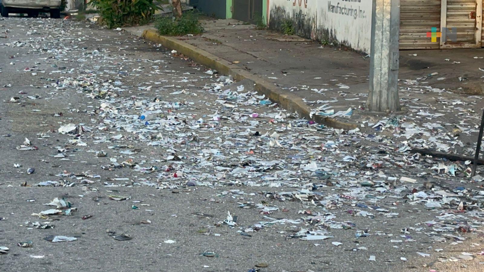 Quema de cuetes y tradicional «viejo» deja con basura calle de Coatzacoalcos