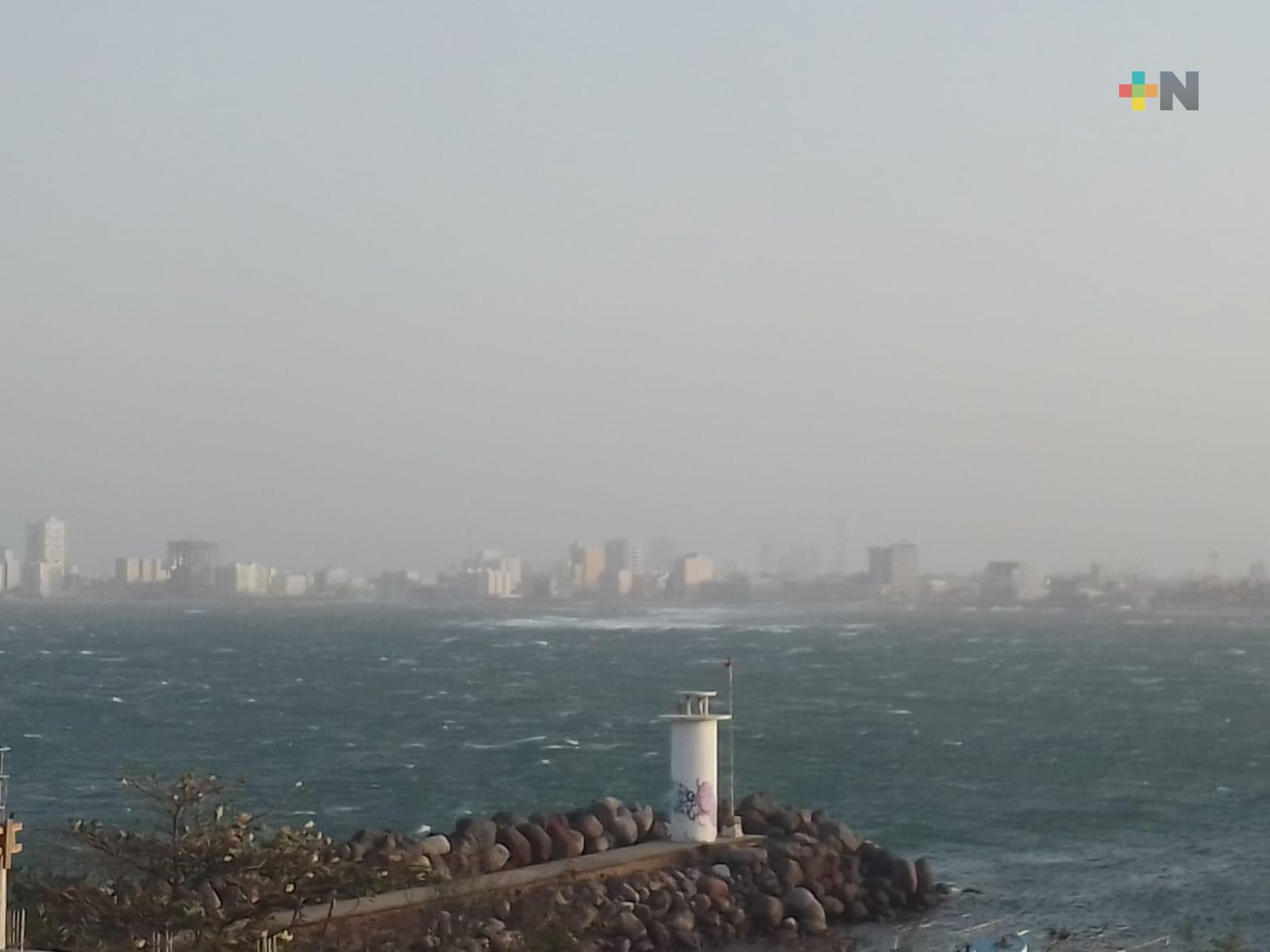Rachas de viento incrementaron con rapidez en Veracruz puerto