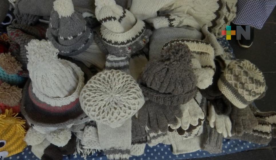 Frío inicio de año incita a que población busque ropa abrigadora