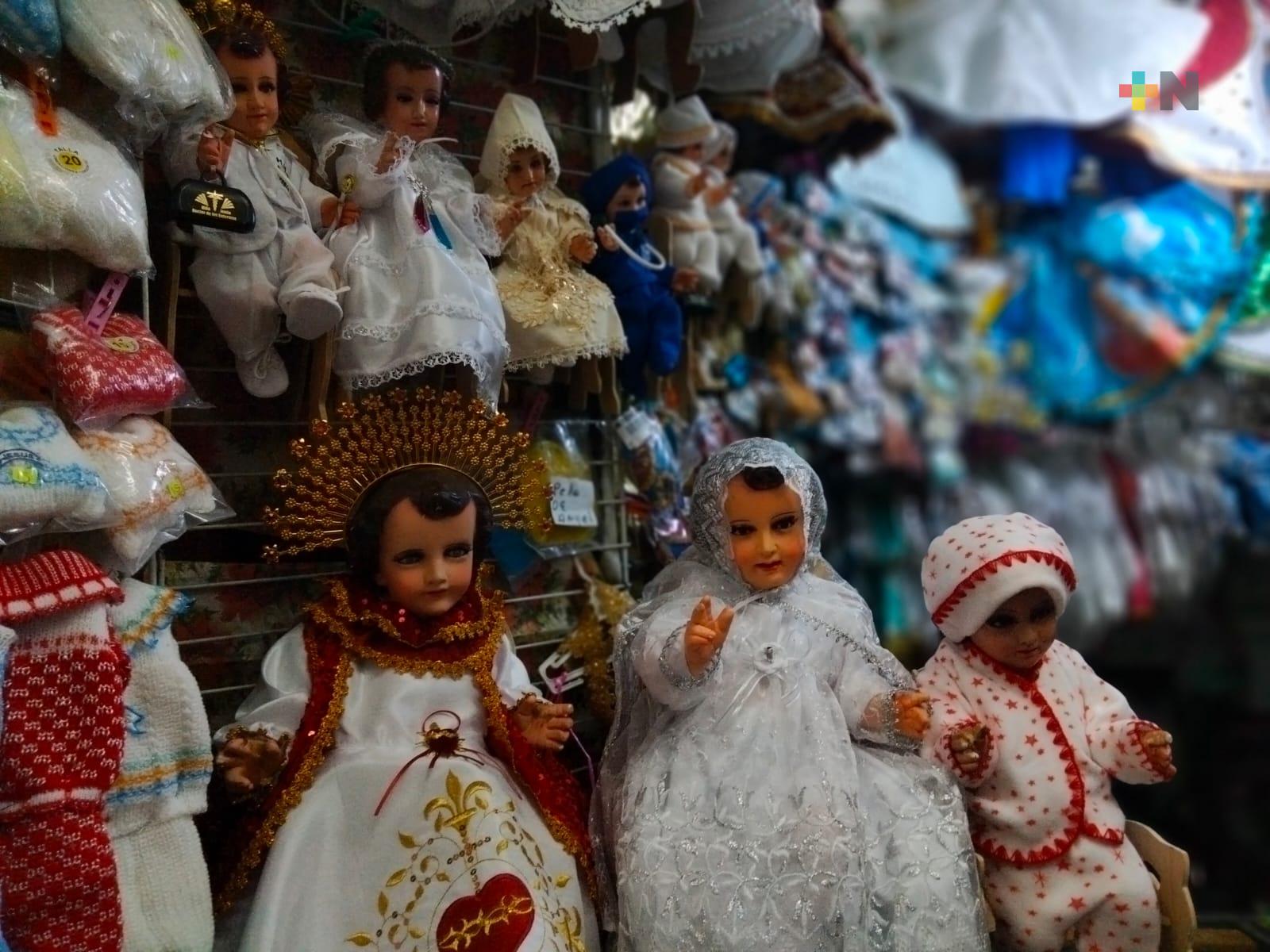 Comerciante de Coatepec lleva 30 años vistiendo imágenes del niño Dios