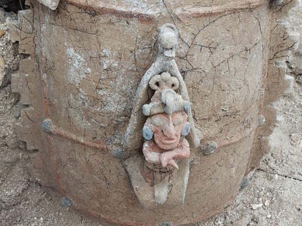 Hallan urna funeraria con imagen del dios del maíz, en Tramo 7 del Tren Maya