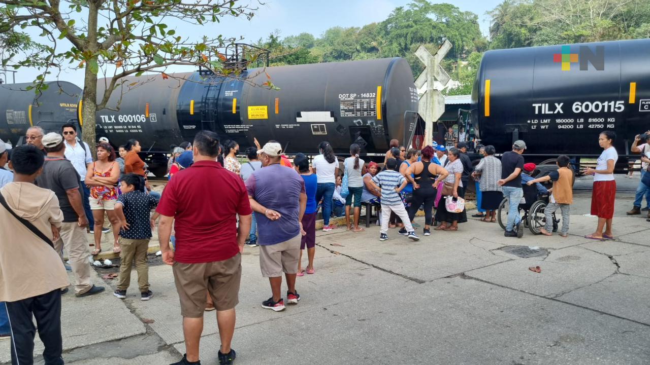 Semar y vecinos de derecho de vía en Coatza se reúnen para buscar acuerdos