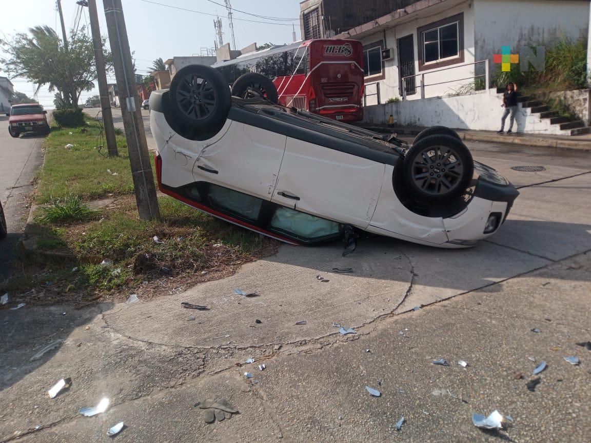 Se registra volcadura de camioneta en Coatzacoalcos tras chocar con taxi