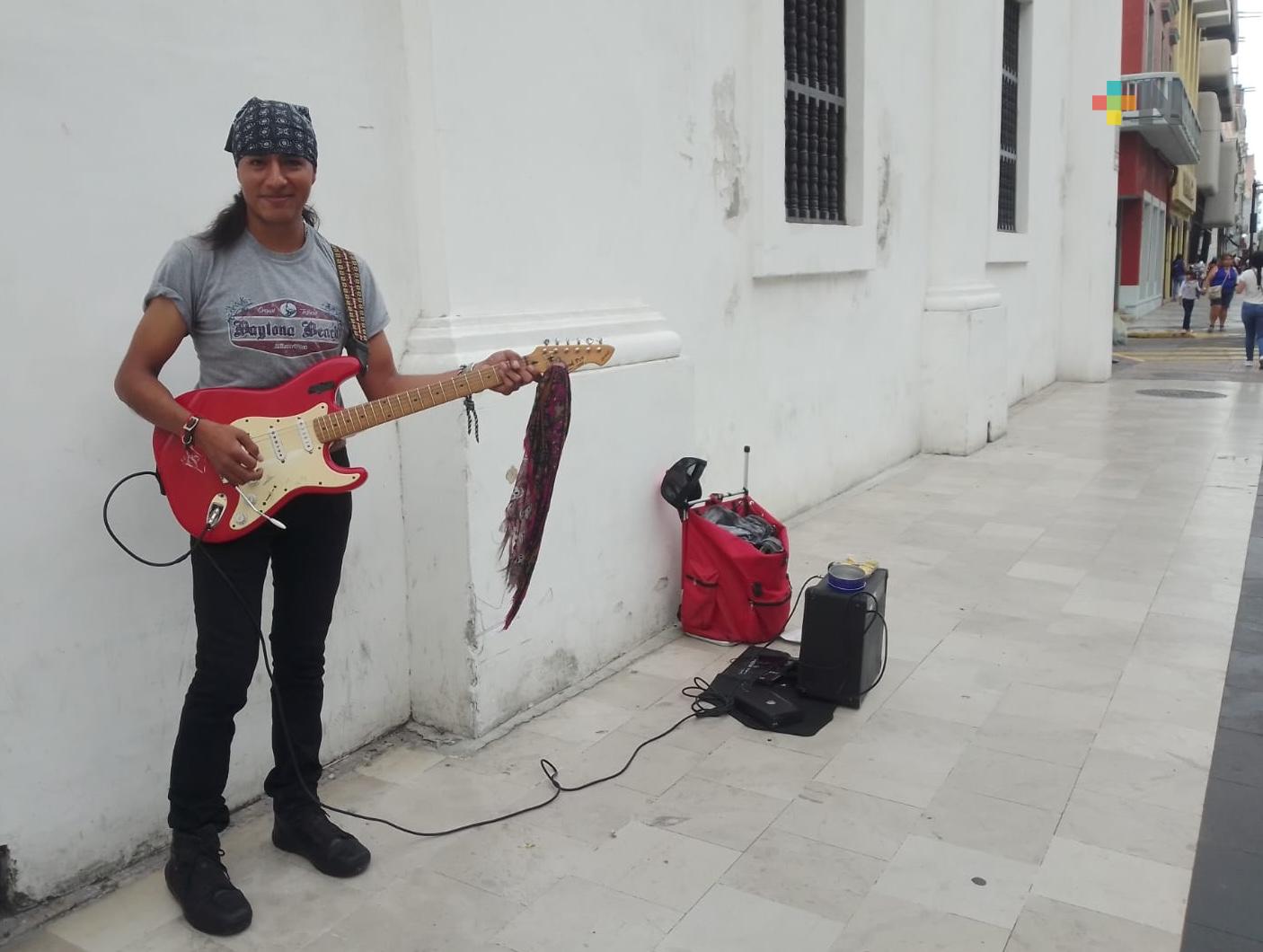 Músico veracruzano expone su talento en Centro Histórico del puerto